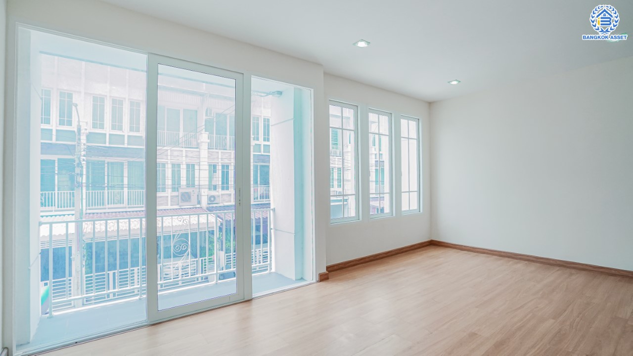 ทาวน์เฮ้าส์มือสองนนทบุรี ม.โกลเด้นทาวน์ ปิ่นเกล้า-จรัญฯ 3 ชั้น เนื้อที่ 22.6 ตร.ว. ฟังก์ชัน 5 ห้องนอน 4 ห้องน้ำ จอดรถได้ 2 คัน บนทำเลเชื่อมต่อหลายเส้นทาง ใกล้ทางด่วน "ศรีรัช" รถไฟฟ้าสายสีแดงอ่อน "สถานีบางบำหรุ" และ รถไฟฟ้าสายสีน้ำเงิน "สถานีบางอ้อ"